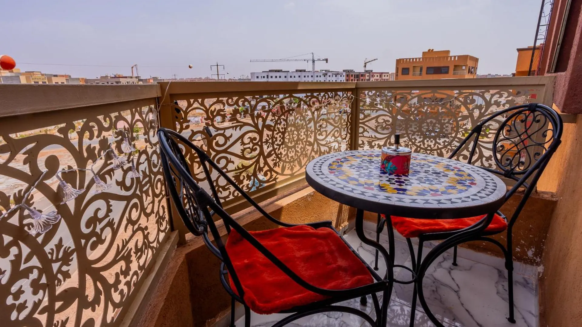 Hags Apartment - Traditional Modern Apartment, Full Ac, 10M From Airport Marakeş