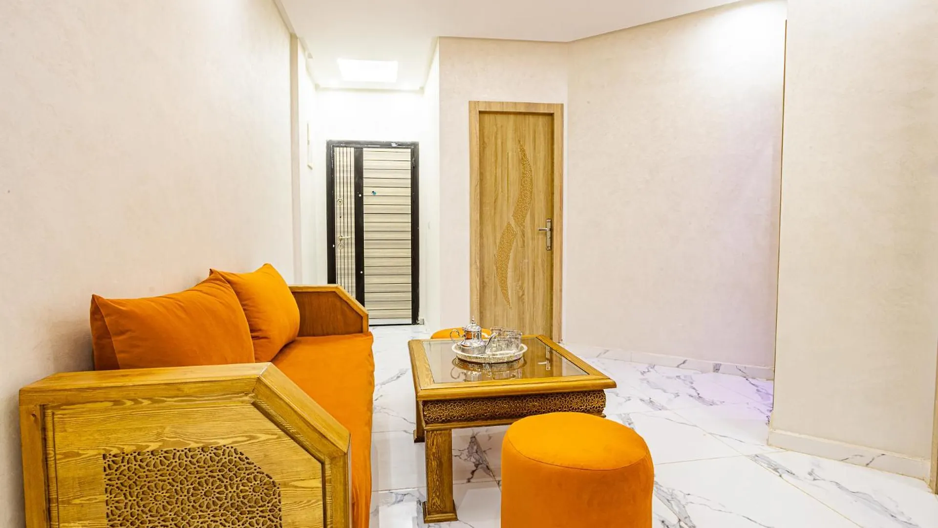 Hags Apartment - Traditional Modern Apartment, Full Ac, 10M From Airport Marakeş