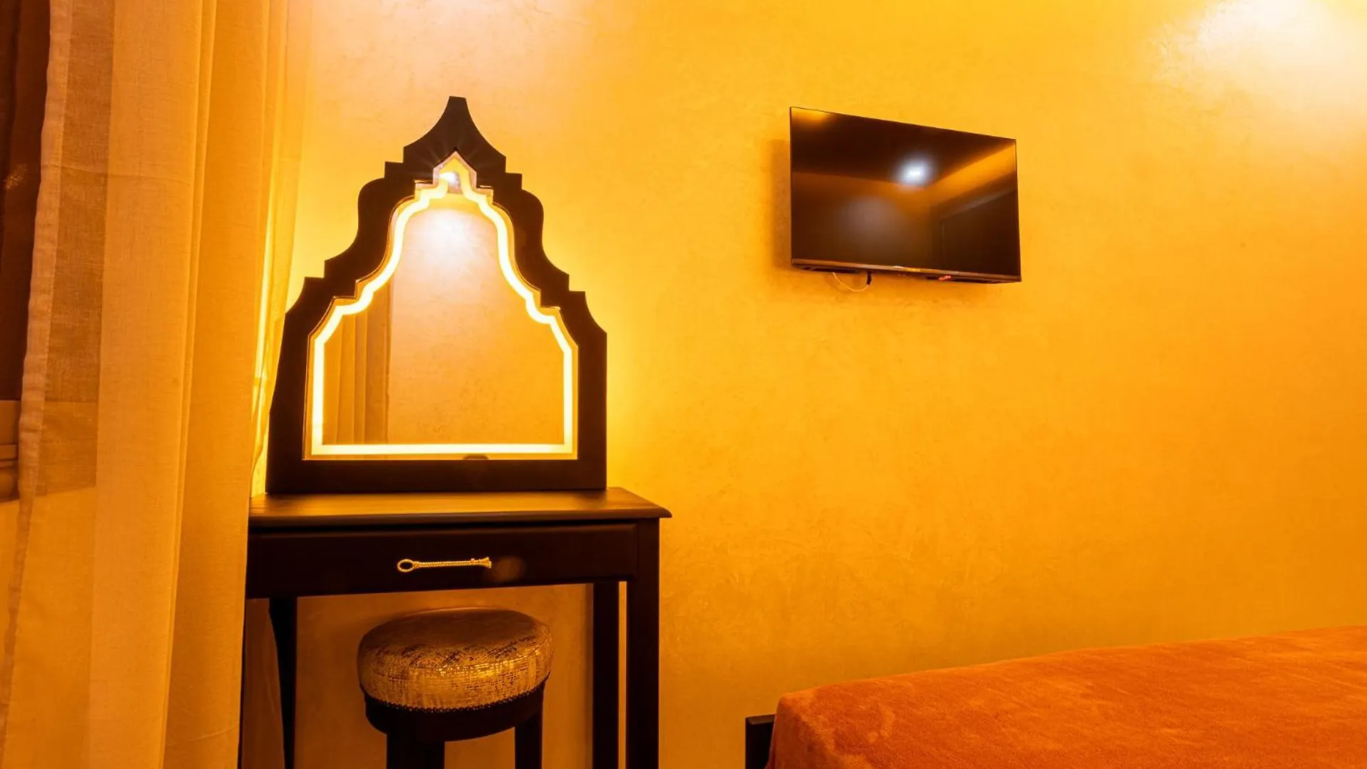 Hags Apartment - Traditional Modern Apartment, Full Ac, 10M From Airport Marakeş