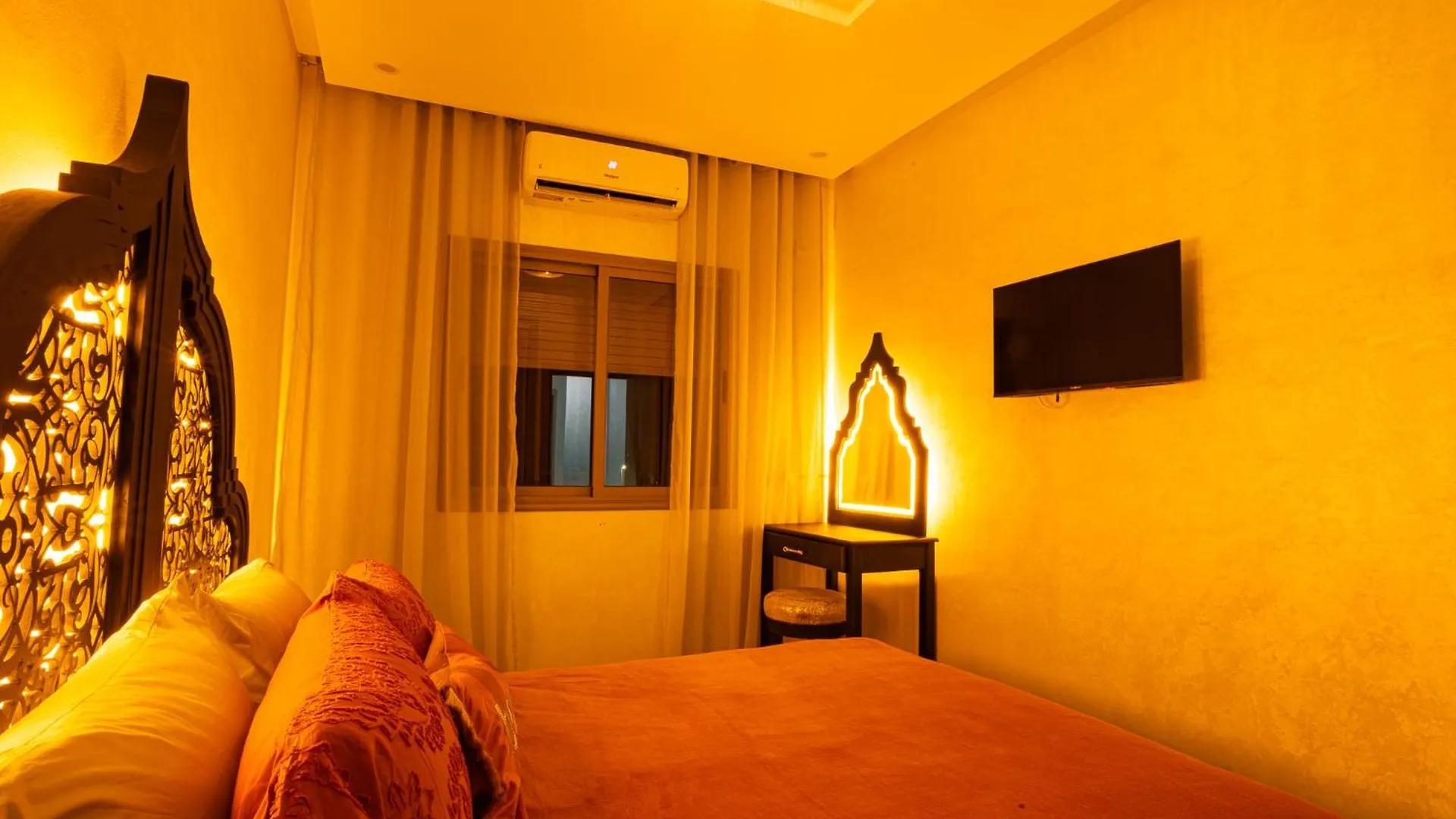 Hags Apartment - Traditional Modern Apartment, Full Ac, 10M From Airport Marrakesz